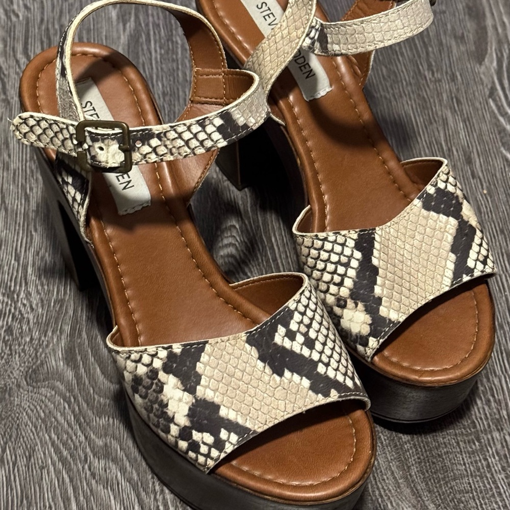 Steve Madden size 38 snake platform heel